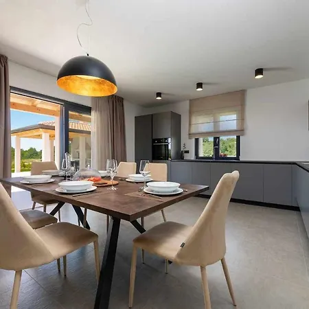 Joze Holiday home Tinjan